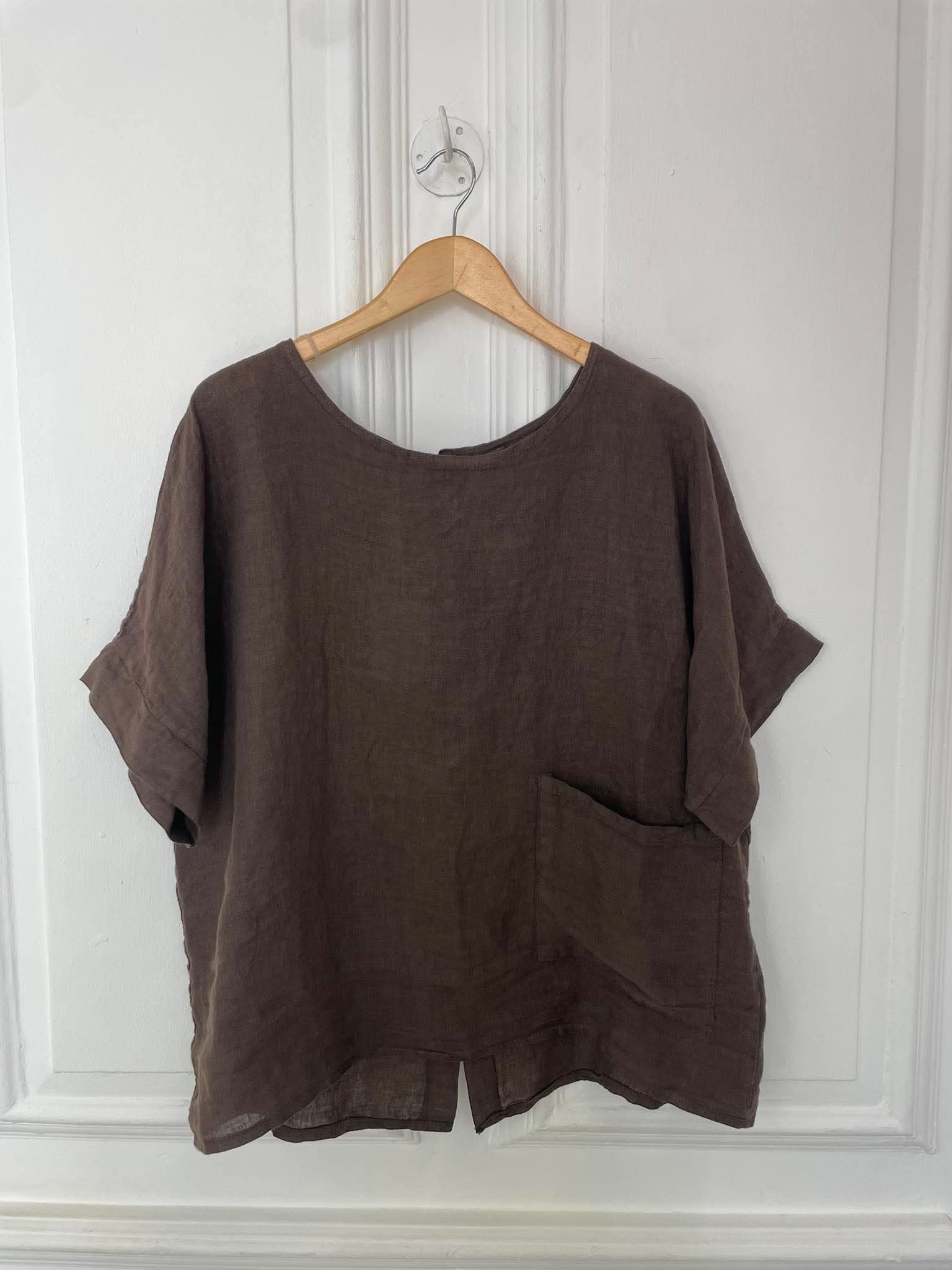 Linen Button Back Pocket Top - Chocolate