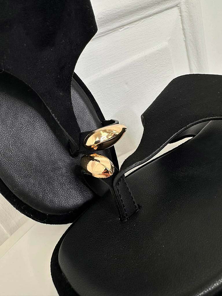 Flatform Toe Ring Sandals - Black