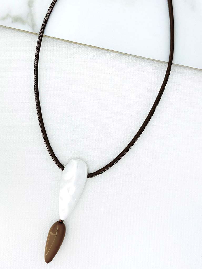 Envy Arrowhead Necklace - Taupe & Silver