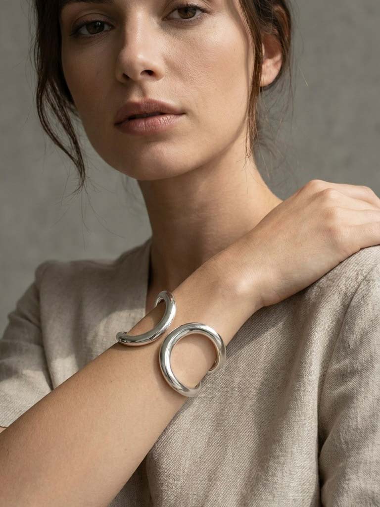Envy Halo Curve Bangle - Silver