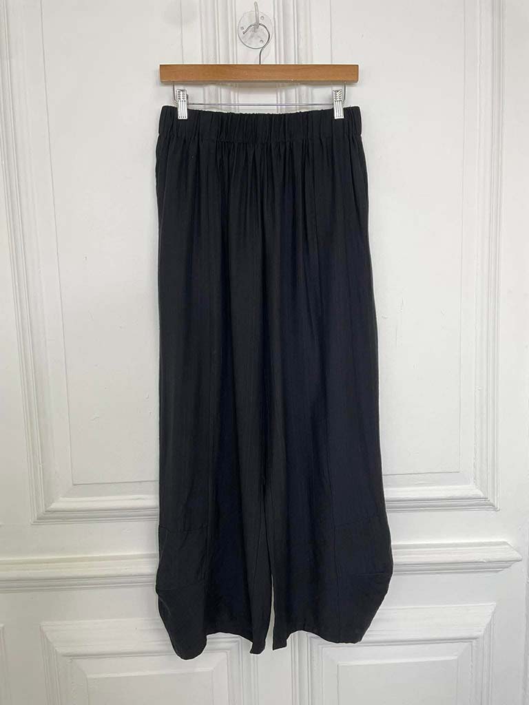 Wide Curved Hem Trousers - Black