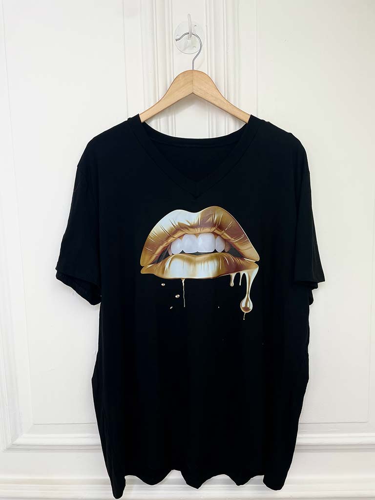 V-Neck Lips T-Shirt - Black