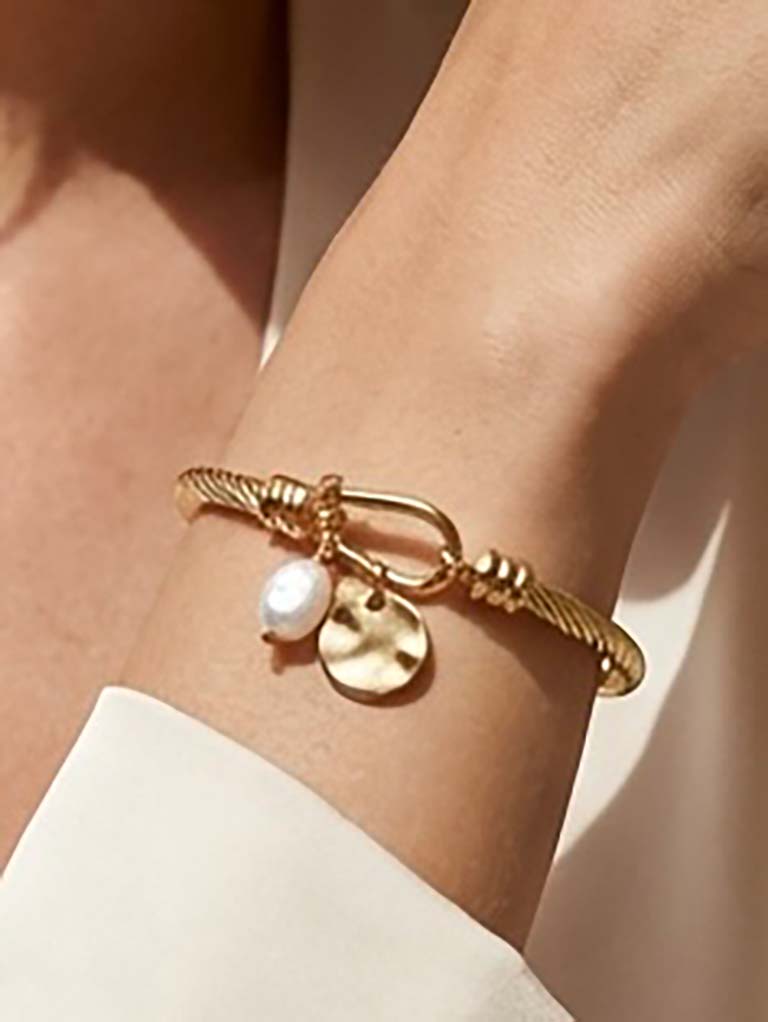 Envy Loop Charm Bangle - Gold