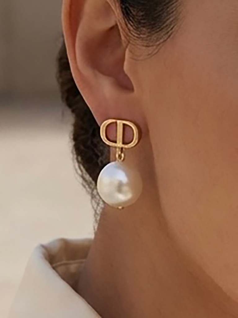 Envy Monogram Pearl Earrings - Gold